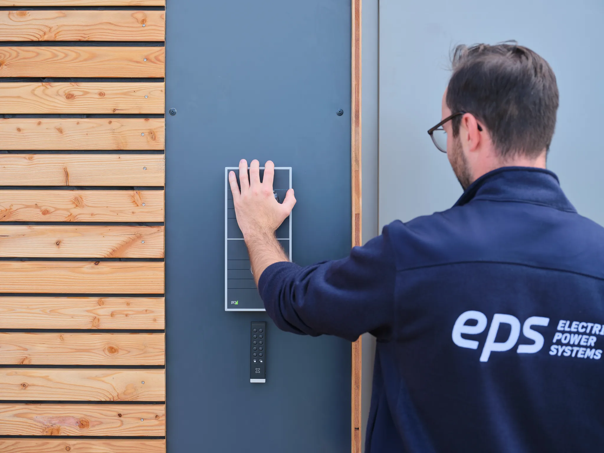 Dendora Serverraum wird von einem EPS Mitarbeiter mit seiner Handfläche am elektronischen Schloss geöffnet