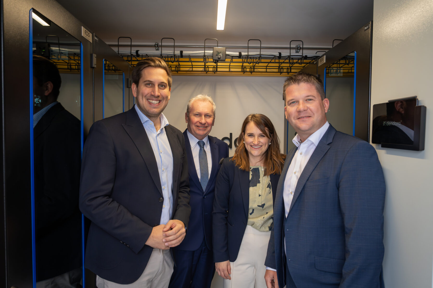 Alexander Proell, Staatssekretaer fuer Digitalisierung, Josef Fruehwirth, Geschaeftsfuehrer von EPS, Stefanie Gutleder, Geschaeftsfuehrerin von EPS, und Peter Reisinger, Geschaeftsfuehrer von EPS, zeigen den neuen Datacenter Container aus Holz.