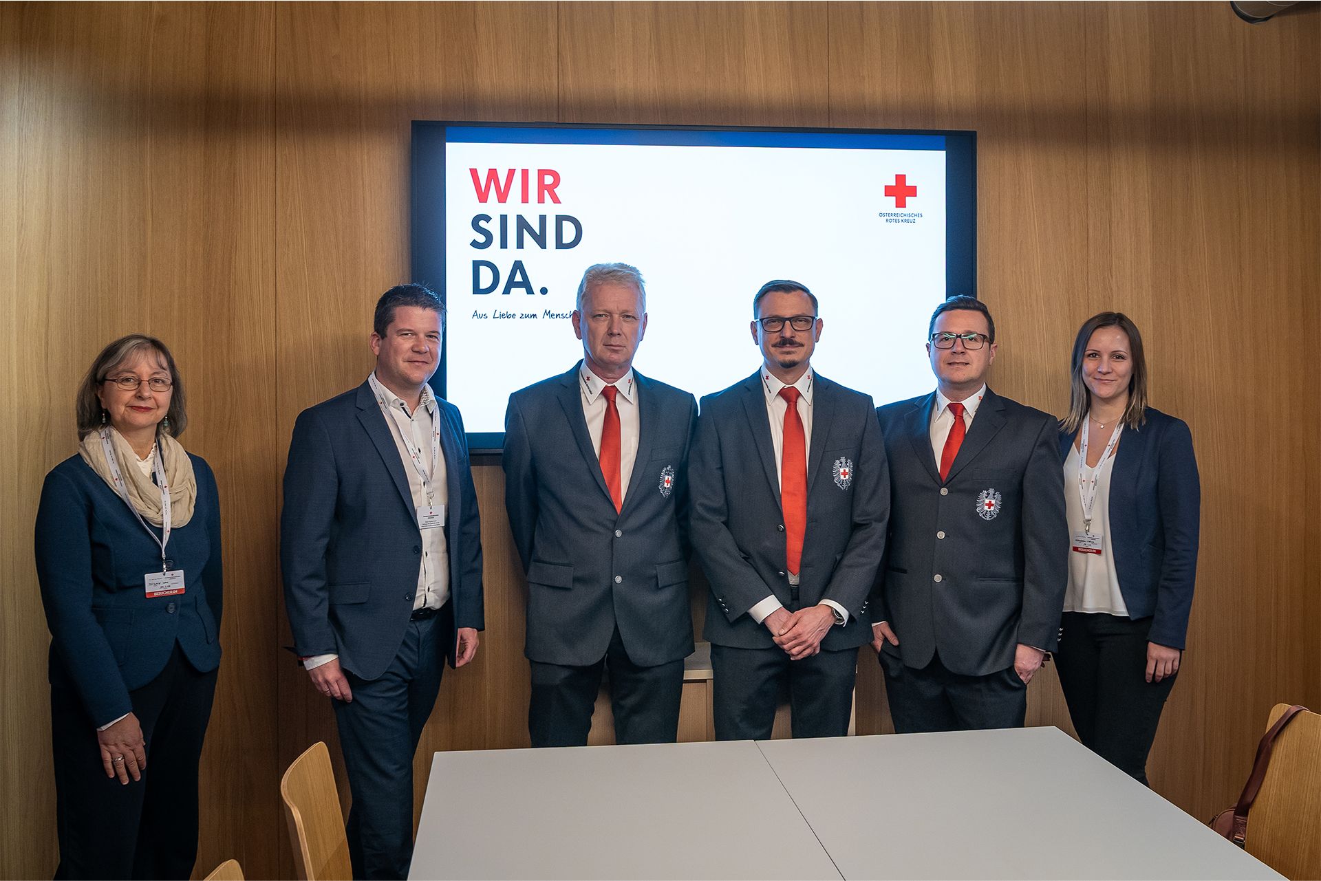 Irene Mondon-Stutterecker, Marketing & PR bei EPS, Peter Reisinger, Geschaeftsfuehrer von EPS, Wolfgang Puhar, stellv. IKT-Abteilungsleiter des Roten Kreuzes in der Steiermark, Dietmar Müller-Kulmer, IKT-Abteilungsleiter des Roten Kreuzes in der Steiermark, Felix Kapper, der Abteilungsleiter für Fuhrpark & Zentrales Service des Roten Kreuzes in der Steiermark und Selina Kaupper, Vertrieb & Support bei EPS.