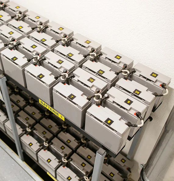 Sie sehen mehrere Reihen von USV-Batterien.